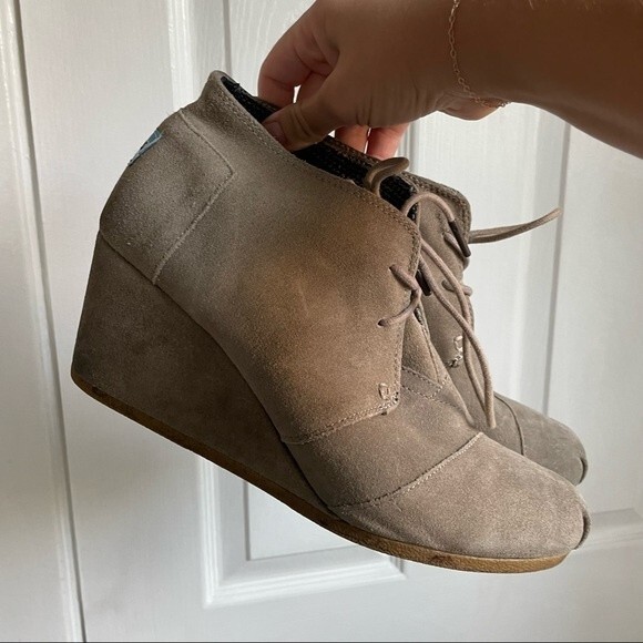 TOMS heeled suede booties boots shoes tan brown womens size 9.5 - Picture 4 of 7